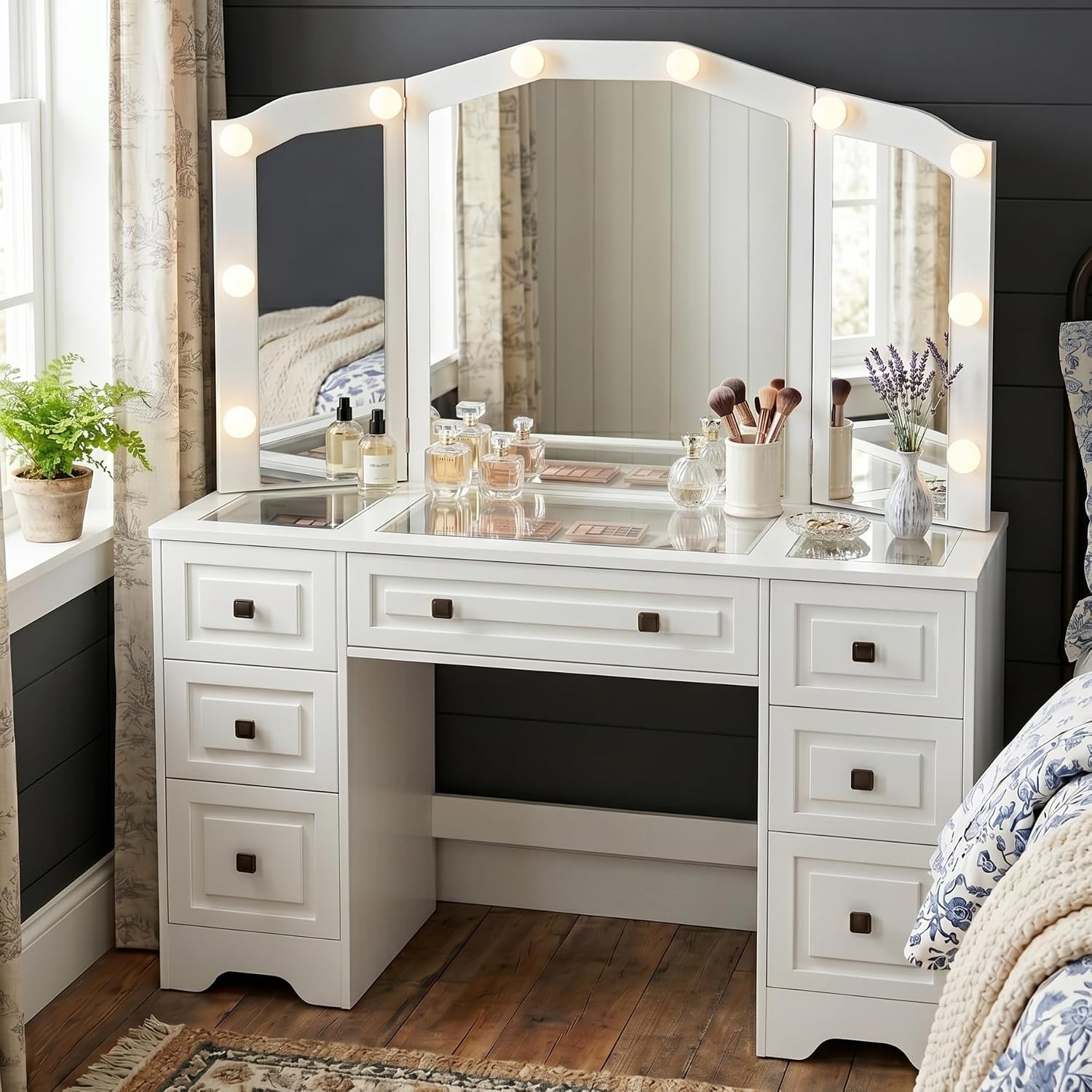 Dressing Table Vanity With Lighted Mirror - طاولة زينة مضاءة، مرآة ثلاثية الطي،